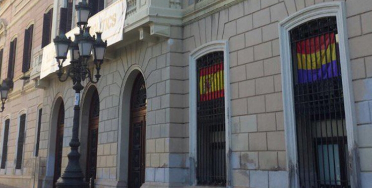 Ciutadans ha penjat una bandera d'Espanya a l'exterior del seu despatx i Guanyem, una de republicana/ Pau Duran