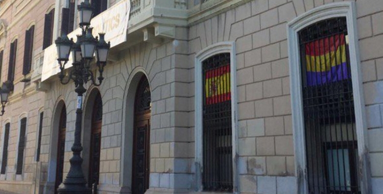 La bandera espanyola al despatx de Ciutadans i la republicana, al de Guanyem.