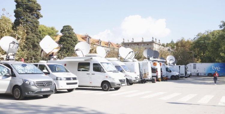 Les unitats mòbils de part dels mitjans audiovisuals davant el Parlament | ACN