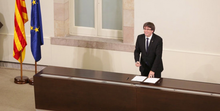 Carles Puigdemont, durant la signatura de la declaració de la independència/ ACN