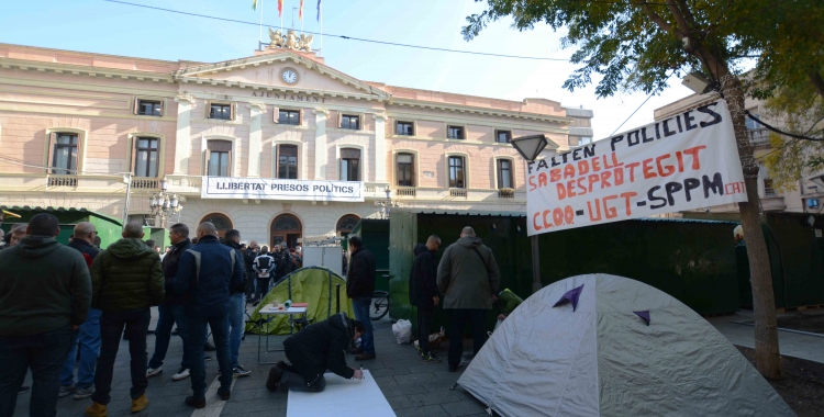 Acampada de la Policia Municipal davant l'Ajuntament | Roger Benet