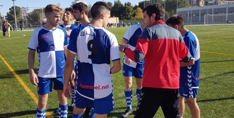 Carlos López parlant ahir amb Sergi Estrada (dorsal 9) i la resta de jugadors