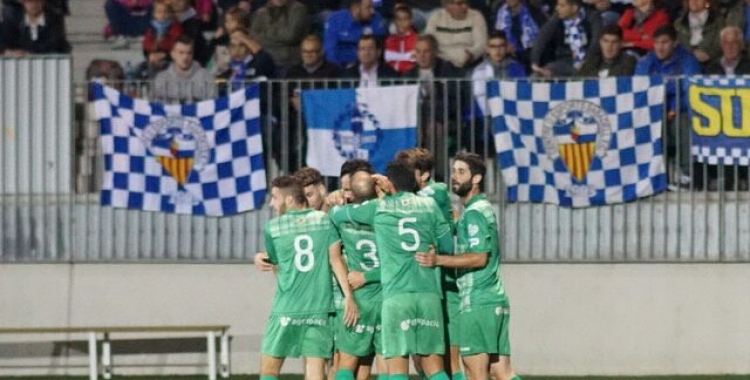 El Cornellà celebra davant l'afició arlequinada el primer gol, que va arribar a la sortida d'un còrner | UE Cornellà