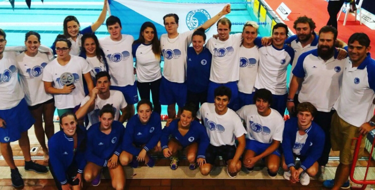 Fotografia de família del Club Natació Sabadell a l'Estatal