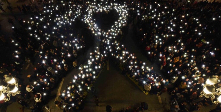 Imatge de la gent concentrada a la plaça Sant Roc per la llibertat de Cuixart i Sànchez| Foto: Roger Benet