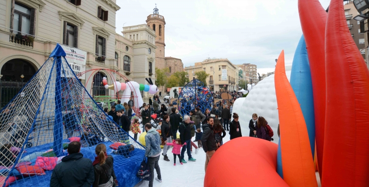 Festa inaugural d'El més petit de tots a la plaça Dr. Robert. | Foto: Roger Benet