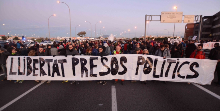 Unes 300 persones han tallat la C-58 durant una hora, aquest matí | Foto: Roger Benet 