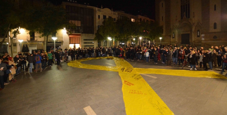 Mig miler de persones es van concentrar a la plaça Sant Roc quan es va saber la mesura de presó provisional per a Carme Forcadell. Foto: Roger Benet