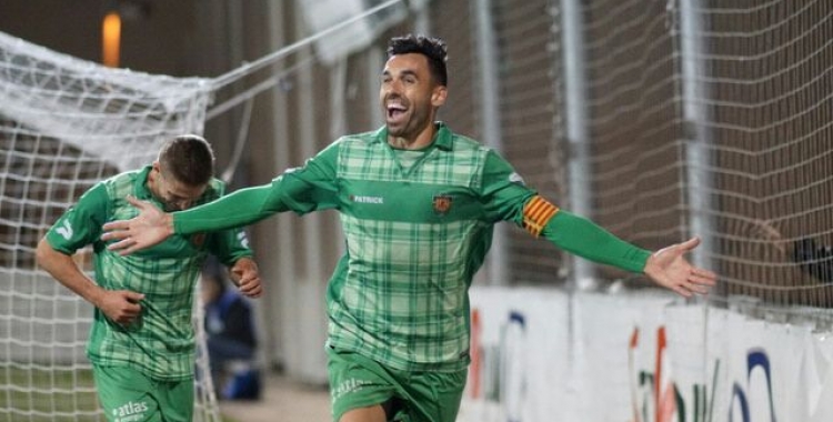 Enric Gallego celebrant un dels seus tres gols | UE Cornellà