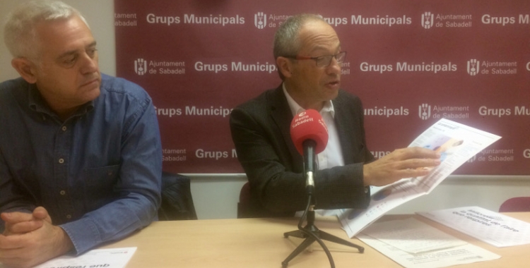 El portaveu del PDeCAT a  Sabadell, Carles Rossinyol, en la presentació de les propostes contra la contaminació. 