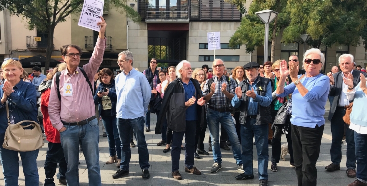 Persones concentrades a la plaça Sant Roc reclamant l'alliberament de Jordi Sánchez i Jordi Cuixart. Foto: Roger Benet