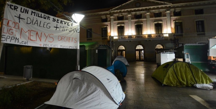 L'acampada dels Policies municipals s'ha desconvocat a les 3h de la matinada. Foto: Roger Benet