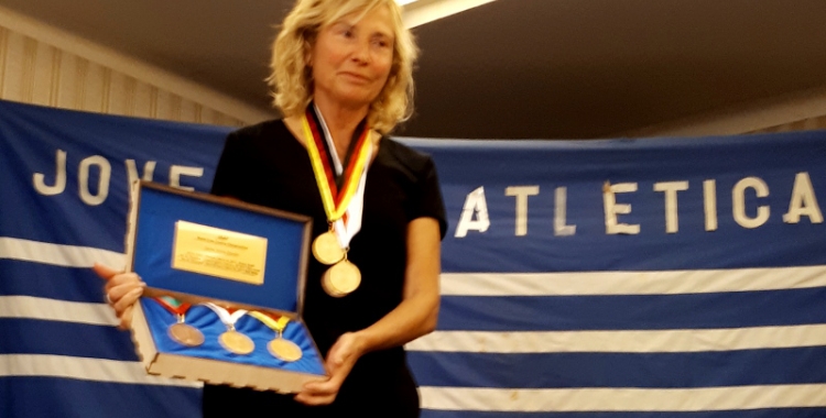 Carme Valero rebent les rèpliques de les medalles extraviades en el seu dia | Ricard Rof