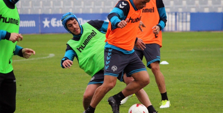 Josu Ozkoidi amb el casquet que podria fer servir per jugar contra l'Ebro | CE Sabadell