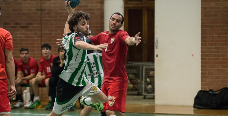 Martí Escuert supera la defensa del Sant Quirze en el derbi de la temporada passada 