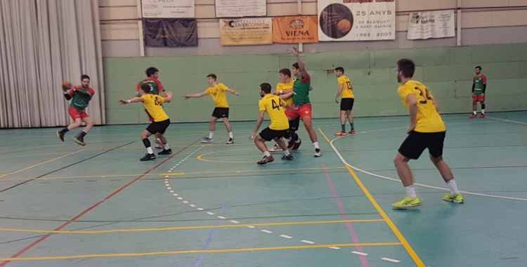 Imatge d'un moment del partit d'ahir a Sant Quirze