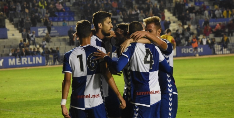Alegria arlequinada en un dels gols contra el conjunt alcoià | Críspulo Díaz