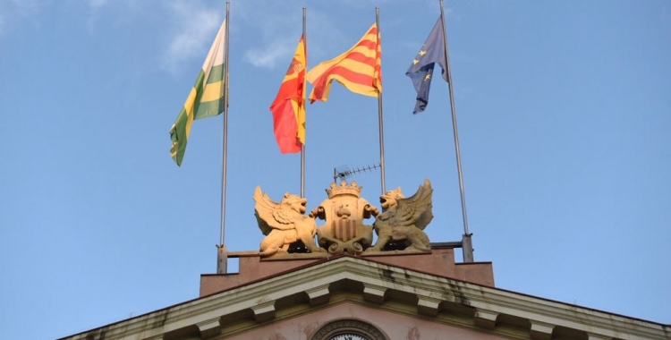 Les quatre banderes a la façana del consistori municipal | Roger Benet