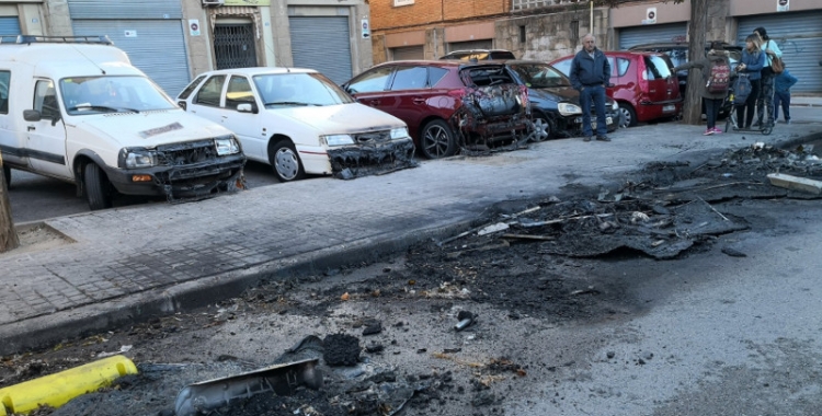 Estat dels vehicles després d'un dels incendis d'aquesta matinada/ Joaquim Almirall