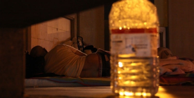 Dues persones sense sostre dormint al carrer | Foto: ACN Autor: Guillem Sanchez 