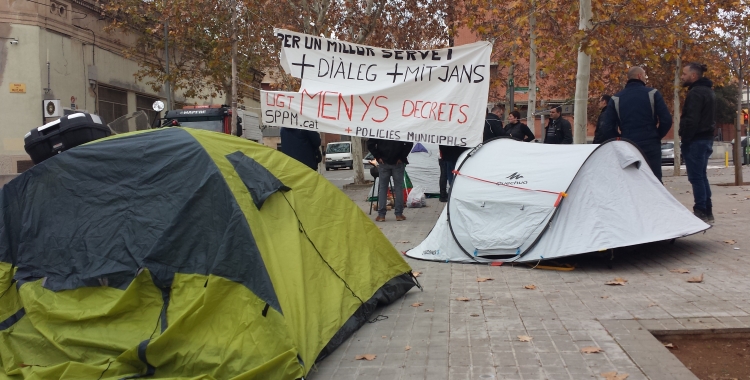 Acampada de la Policia Municipal davant la Prefactura | Pau Duran