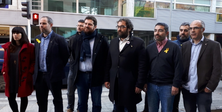 Fernández i Sanglas, amb altres membres d'ERC, davant de l'Escola Nostra Llar/ Serveis Informatius