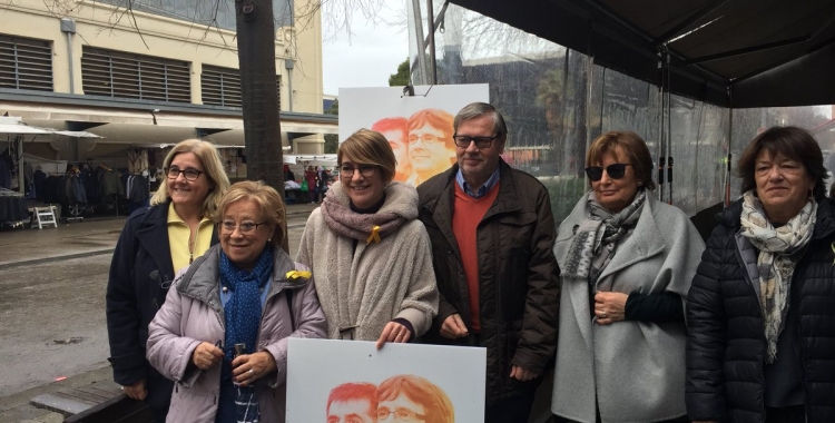 Lourdes Ciuró rodejada de militants durant l'acte de la llista Junts per Catalunya. | Foto: Ràdio Sabadell