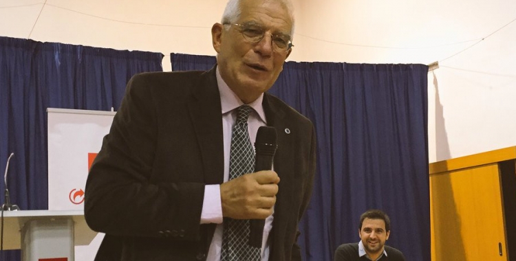 Josep Borrell i Pol Gibert durant l'acte. | Foto: Ràdio Sabadell