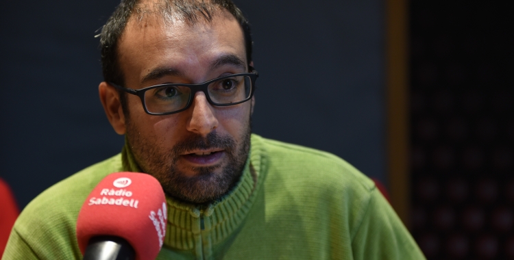 Alberto Capitàn, director d'Actua Vallès, durant l'entrevista a Ràdio Sabadell | Roger Benet