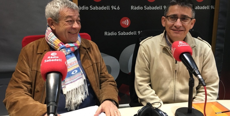 L'intendent de la Policia Municipal, Joan Antoni Quesada, i el regidor de Seguretat, Lluís Perarnau, als estudis de Ràdio Sabadell.