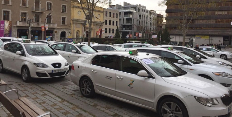 Una cinquantena de taxis han aparcat a la plaça Doctor Robert per fer sentir les seves reivindicacions.
