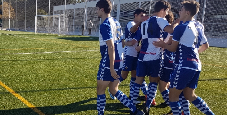 Els jugadors del Sabadell B celebren un dels gols d'ahir