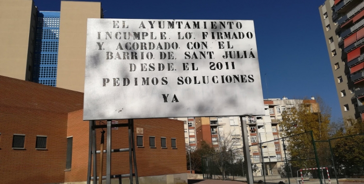 Els veïns han empaperat el barri amb pancartes de protesta/ AV Sant Julià