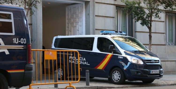 La Policia Nacional ha traslladat Cuixart i Sánchez des dels calabossos de l'Audiència Nacional al Suprem per declarar. 