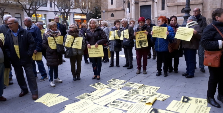 Els veïns de Can Deu s'han concentrat aquesta tarda/ Karen Madrid