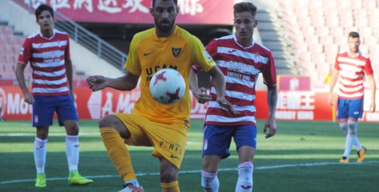 Un dels tres gols d'Arturo aquesta temporada ha estat contra el Granada B | UCAM Murcia