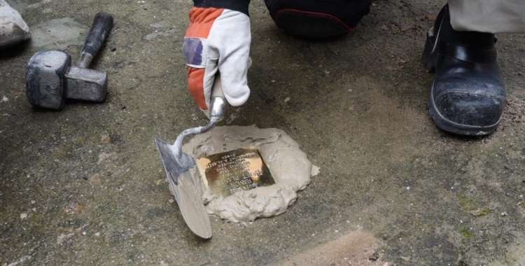 Günter Demnig instal·lant una llamborda "stolpersteine" | Roger Benet