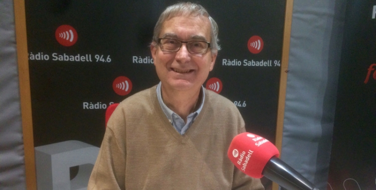 L'economista Joan Saborido davant el micròfon del programa Al matí de Ràdio Sabadell. 