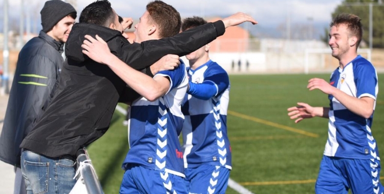 El filial arlequinat celebrant un dels dos gols diumenge passat contra el Manlleu | Roger Benet