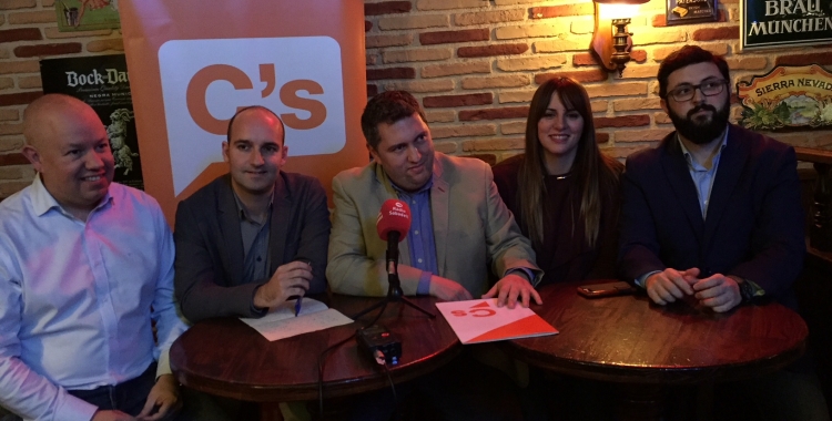 Elel diputat Joan Garcia, Adrián Hernández, José Luis Fernández, la diputada Laura Vílchez i Ramon Garcia. | Foto: Ràdio Sabadell