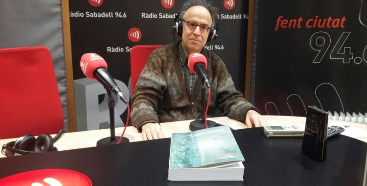 El compositor sabadellenc, Benet Casablancas, a l'estudi de Ràdio Sabadell. 