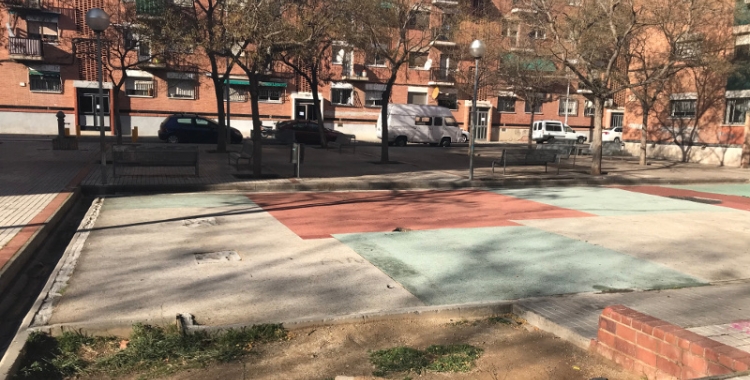 A la plaça Archidona es van retirar els jocs infantils per evitar-ne les destrosses. 