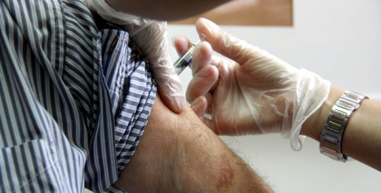 Imatge de la vacunació d'un pacient. | Foto: ACN