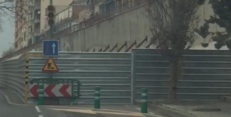 El mur del carrer Onyar està apuntalat i talla un carril de circulació. Foto: Ciutadans