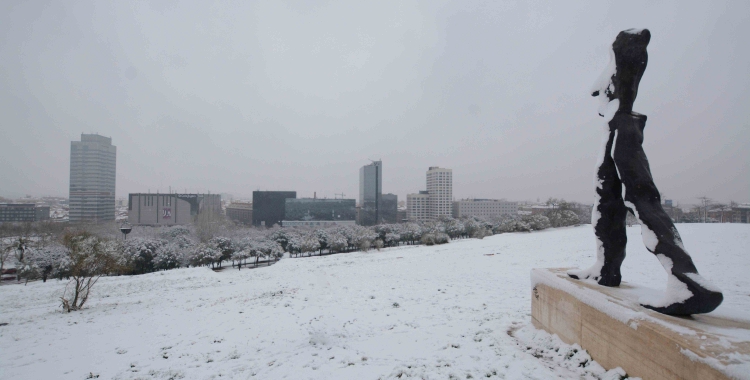 Sabadell s'ha despertat amb una capa de neu de fins a 4 centímetres. Foto: Roger Benet
