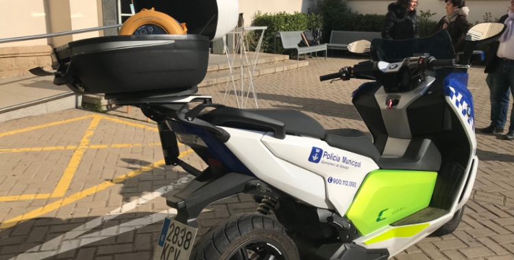 La policia municipal portarà desfibril·ladors als cotxes i les motocicletes. 