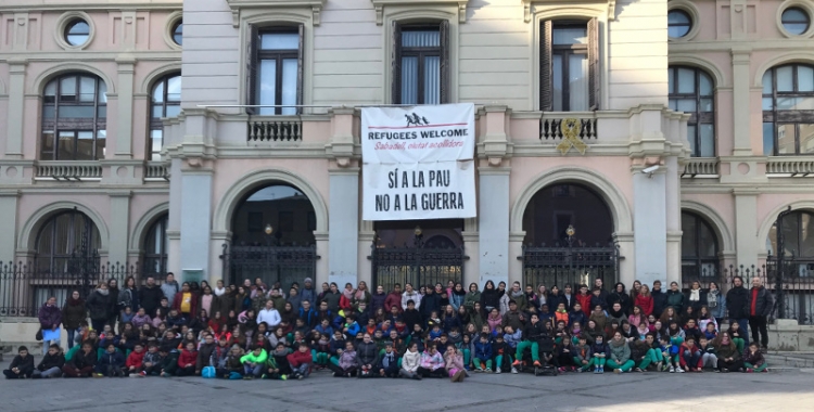 Els nens i nenes han estat rebuts a l'Ajuntament pels regidors d'Educació i Empresa i Treball. 