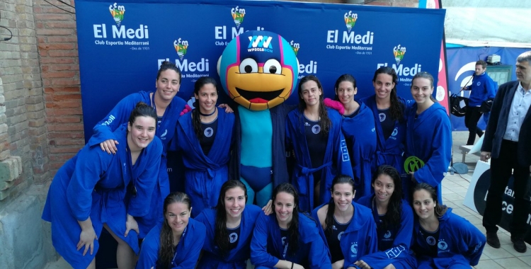 La plantilla del Natació Sabadell femení celebrant la Copa guanyada avui a la Josep Vallès | RFEN