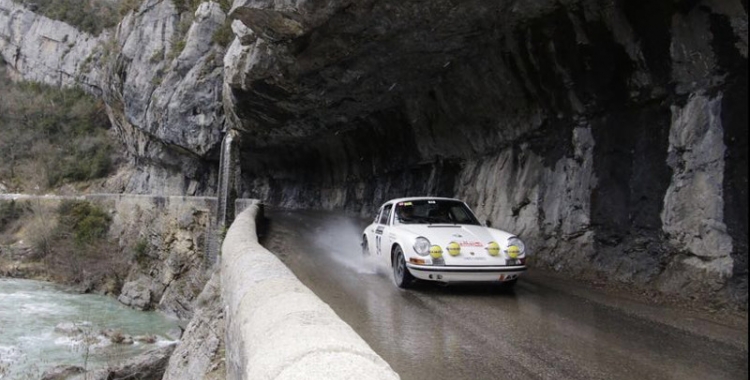 Sergi Giralt copilotant el Porsche en un tram del Rally Montecarlo