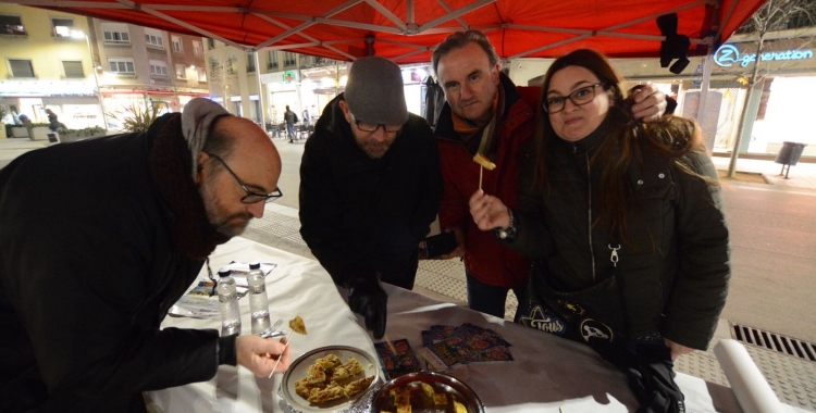 Els organitzadors de Disbauxa durant la cata de les truites | Foto: Roger Benet